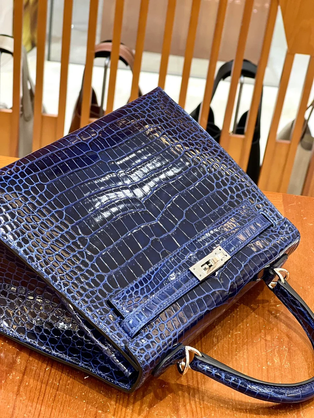 에르메스 켈리 25 셀리에 크로커다일 사파이어 블루 팔라듐 하드웨어 (100% HAND MADE)