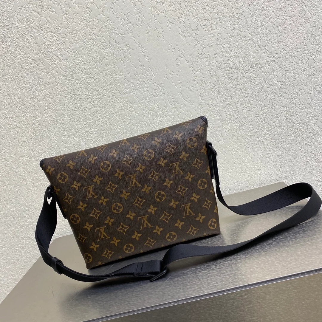 루이비통 마그네틱 메신저 백 M45557