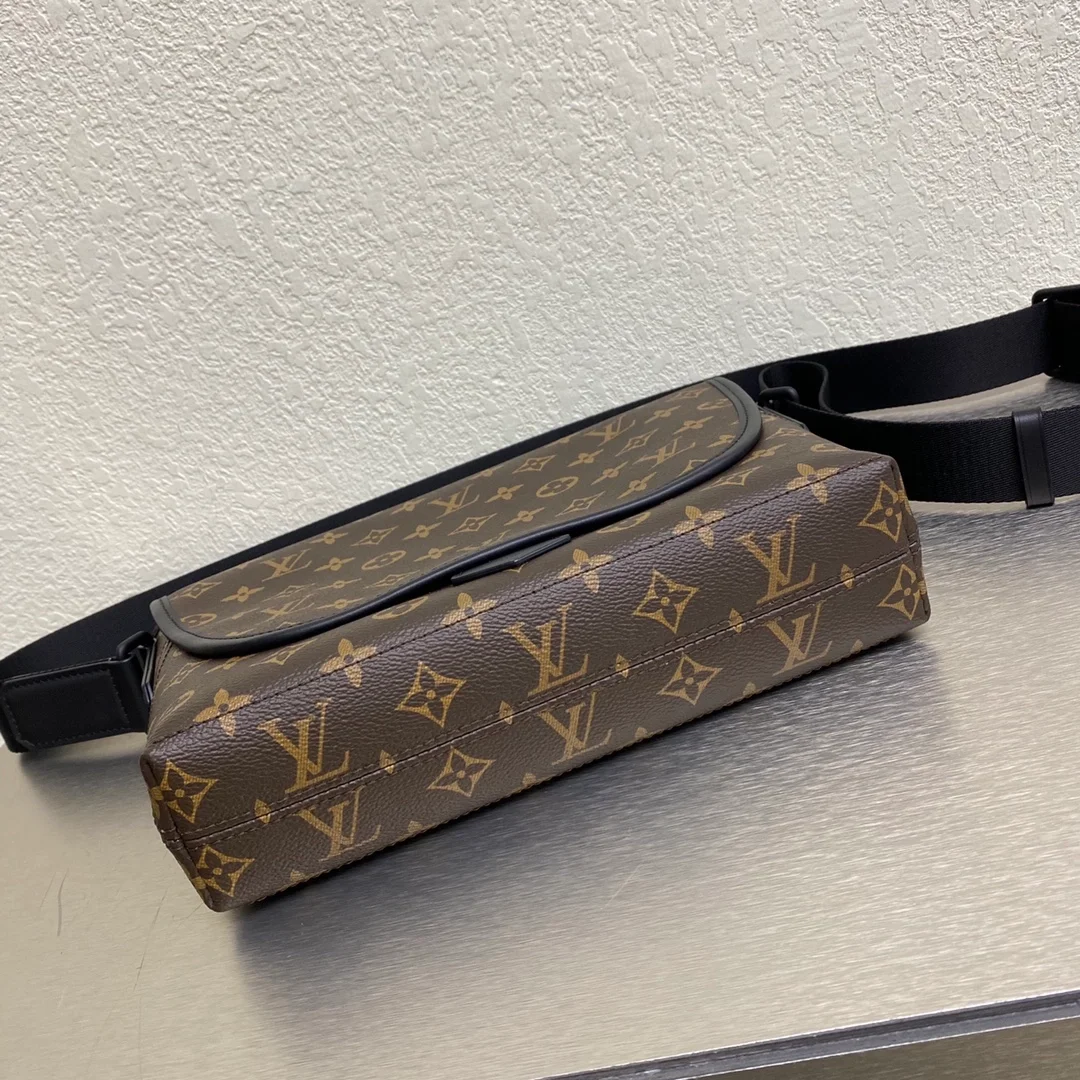 루이비통 마그네틱 메신저 백 M45557