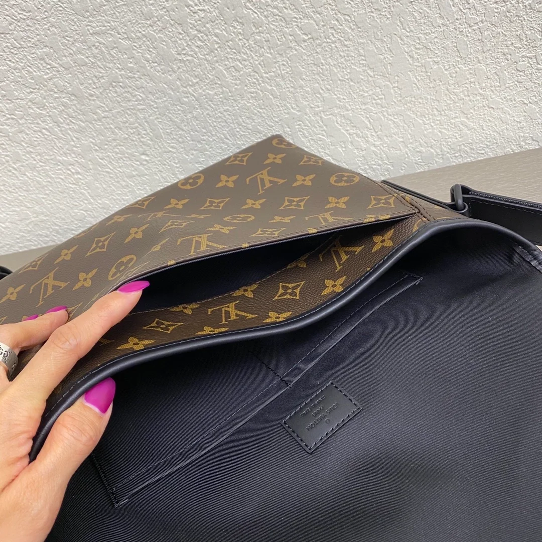 루이비통 마그네틱 메신저 백 M45557