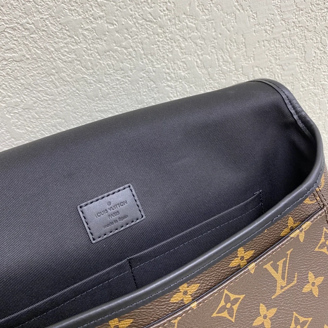 루이비통 마그네틱 메신저 백 M45557
