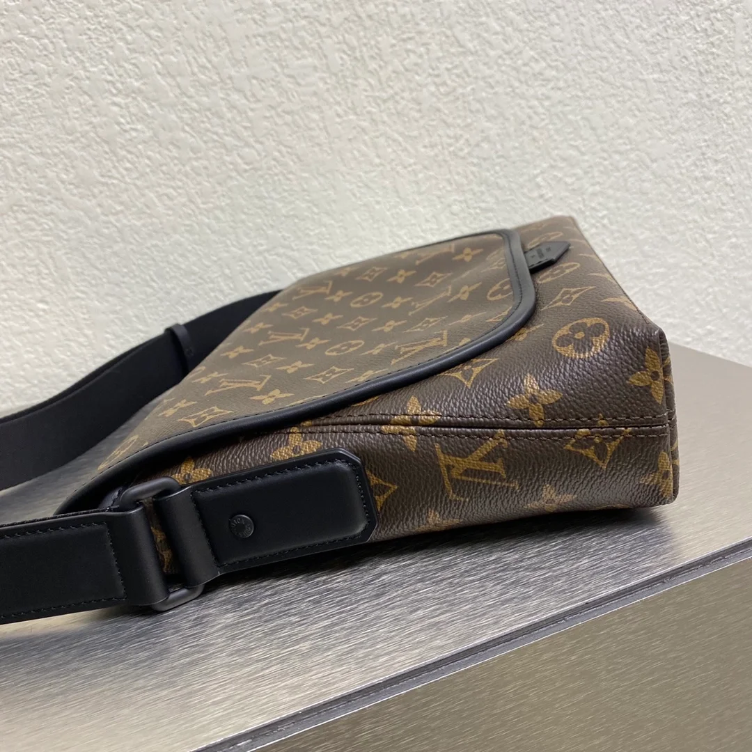 루이비통 마그네틱 메신저 백 M45557