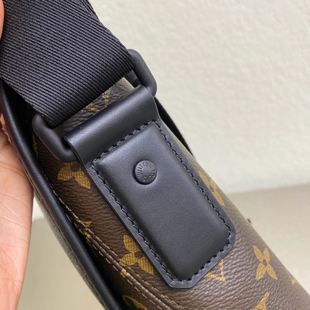 루이비통 마그네틱 메신저 백 M45557