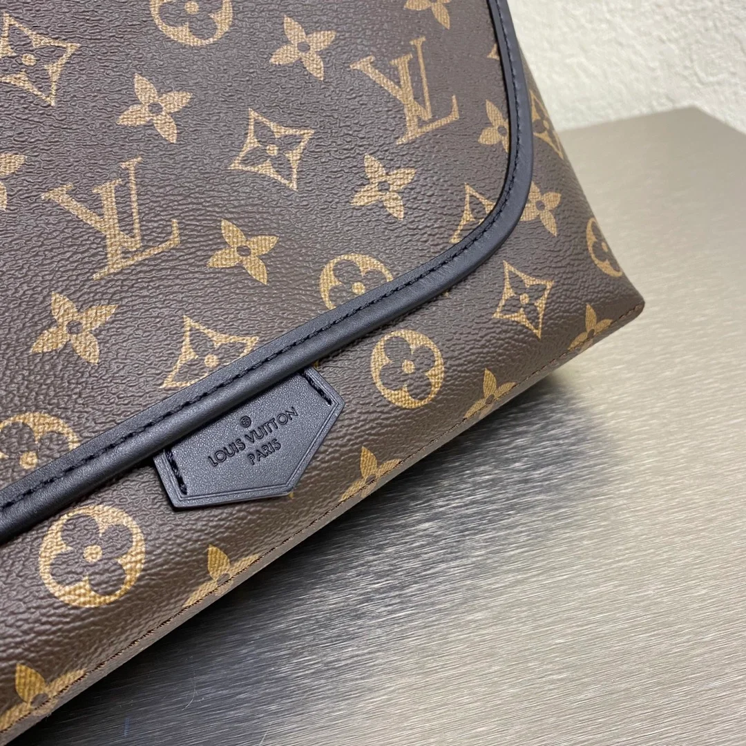 루이비통 마그네틱 메신저 백 M45557