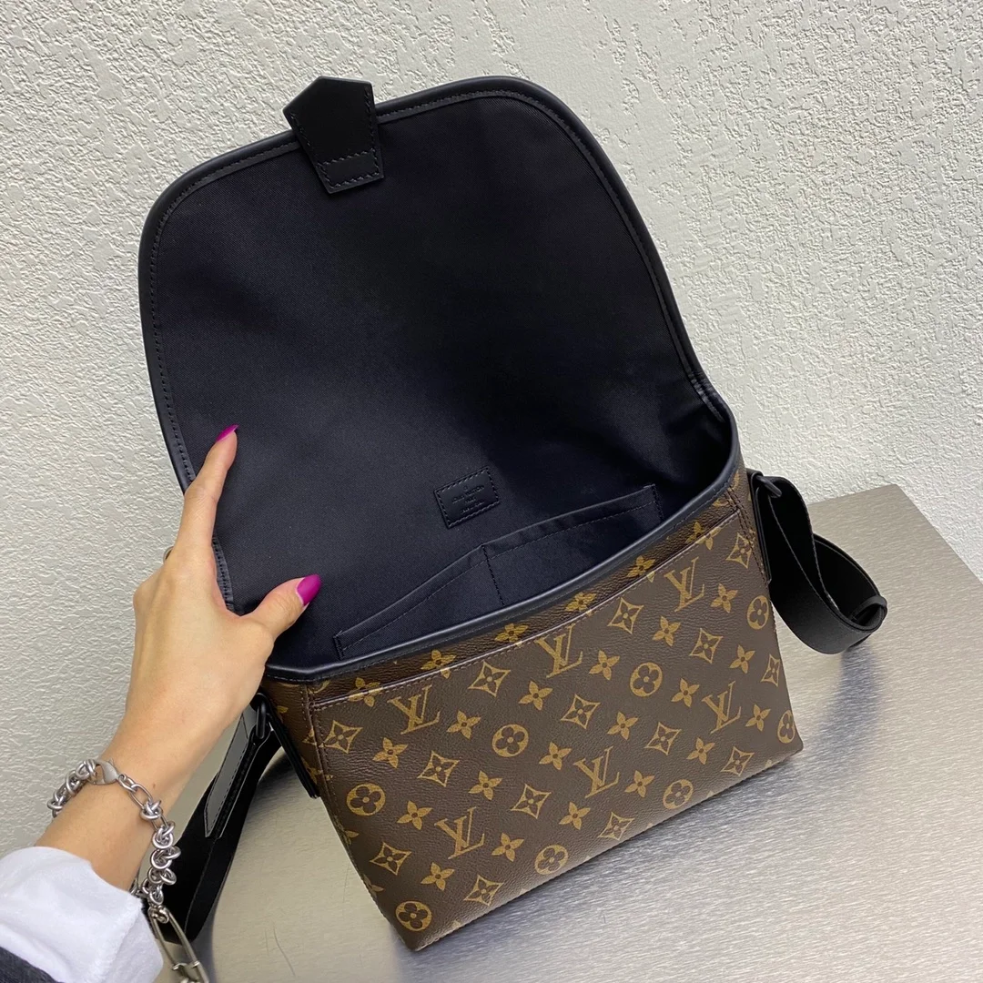 루이비통 마그네틱 메신저 백 M45557
