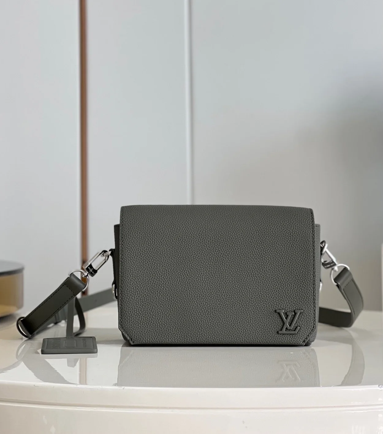 루이비통 패스트라인 웨어러블 월릿 M82086