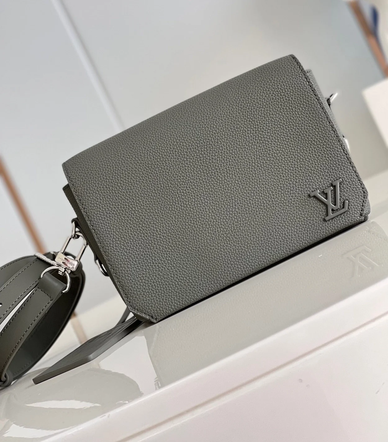 루이비통 패스트라인 웨어러블 월릿 M82086