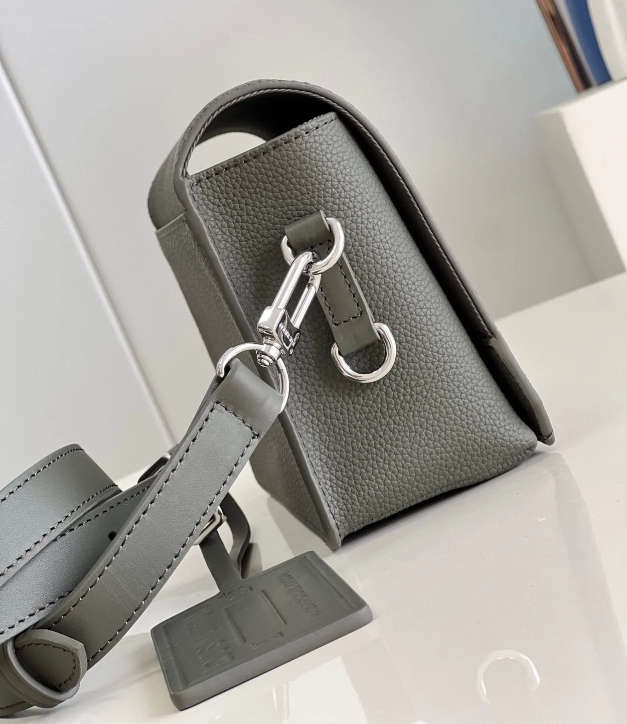 루이비통 패스트라인 웨어러블 월릿 M82086