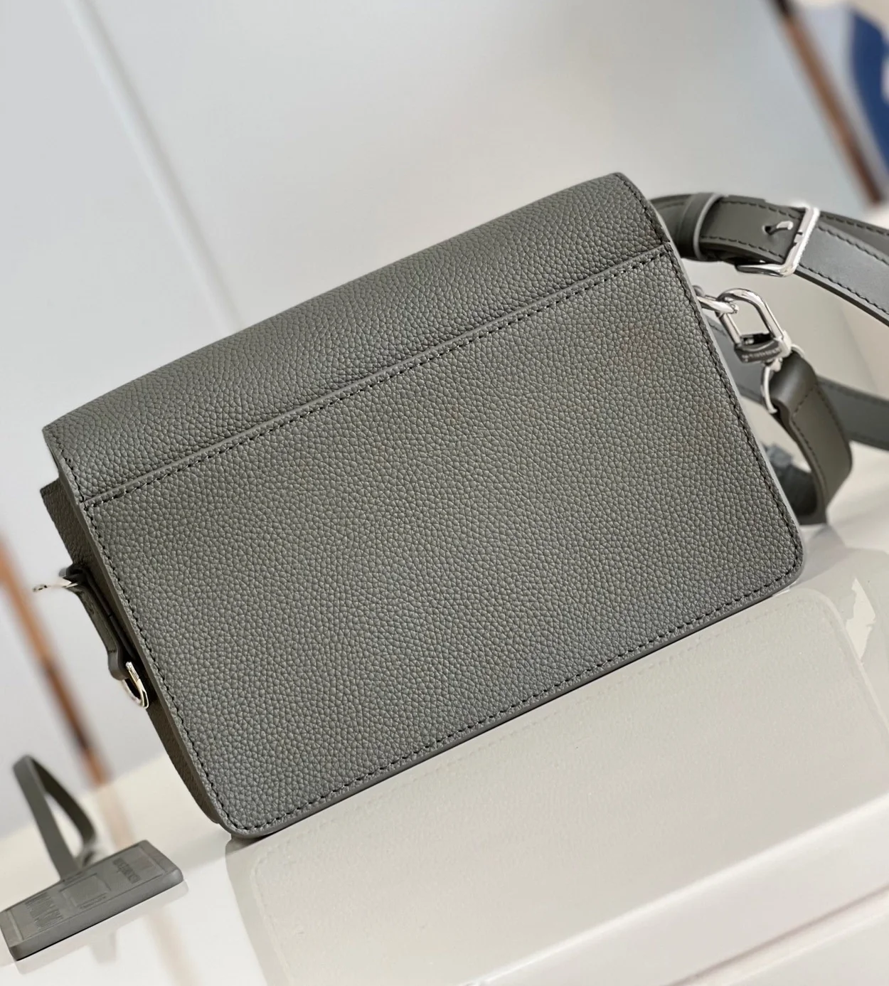 루이비통 패스트라인 웨어러블 월릿 M82086