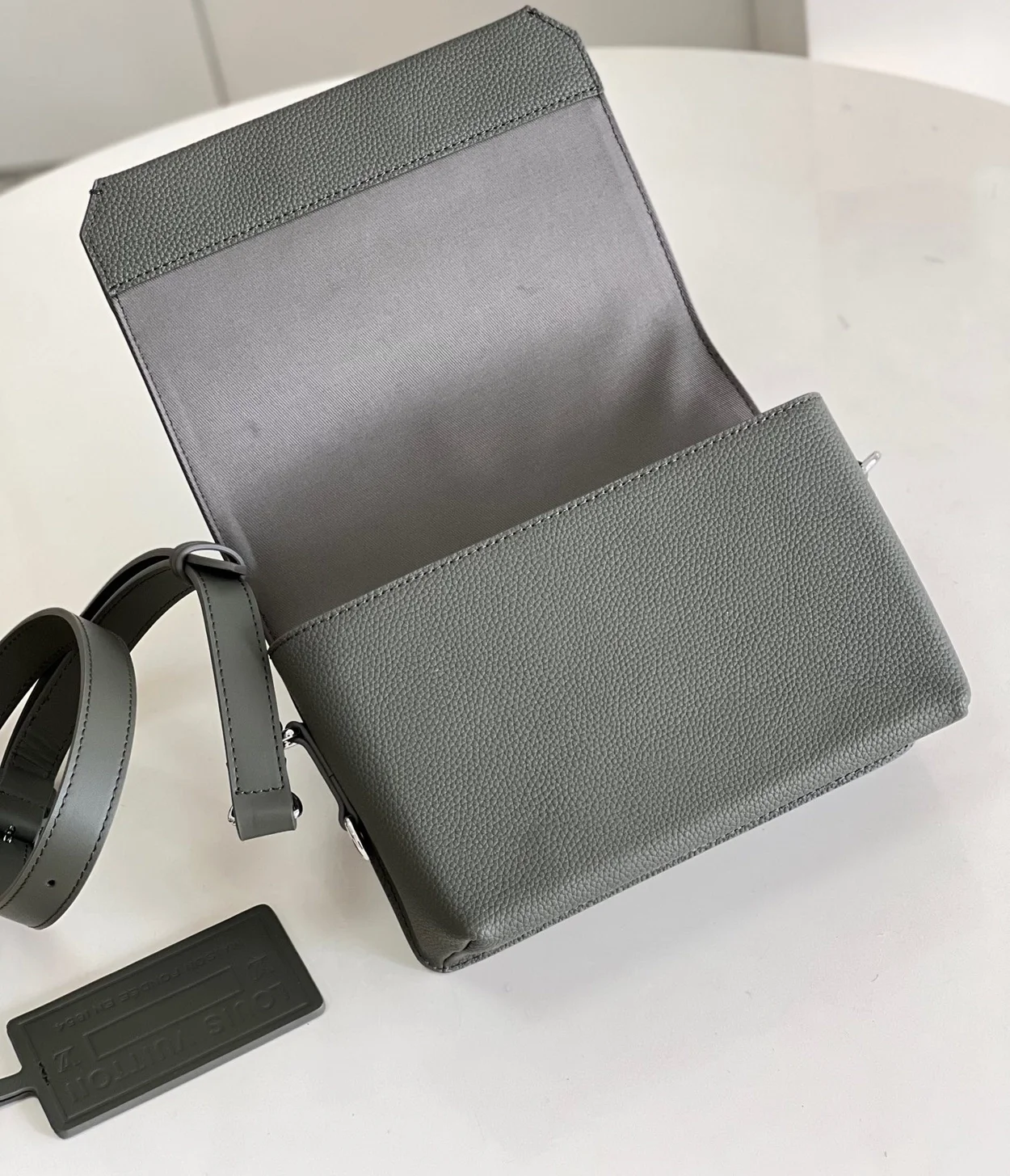 루이비통 패스트라인 웨어러블 월릿 M82086