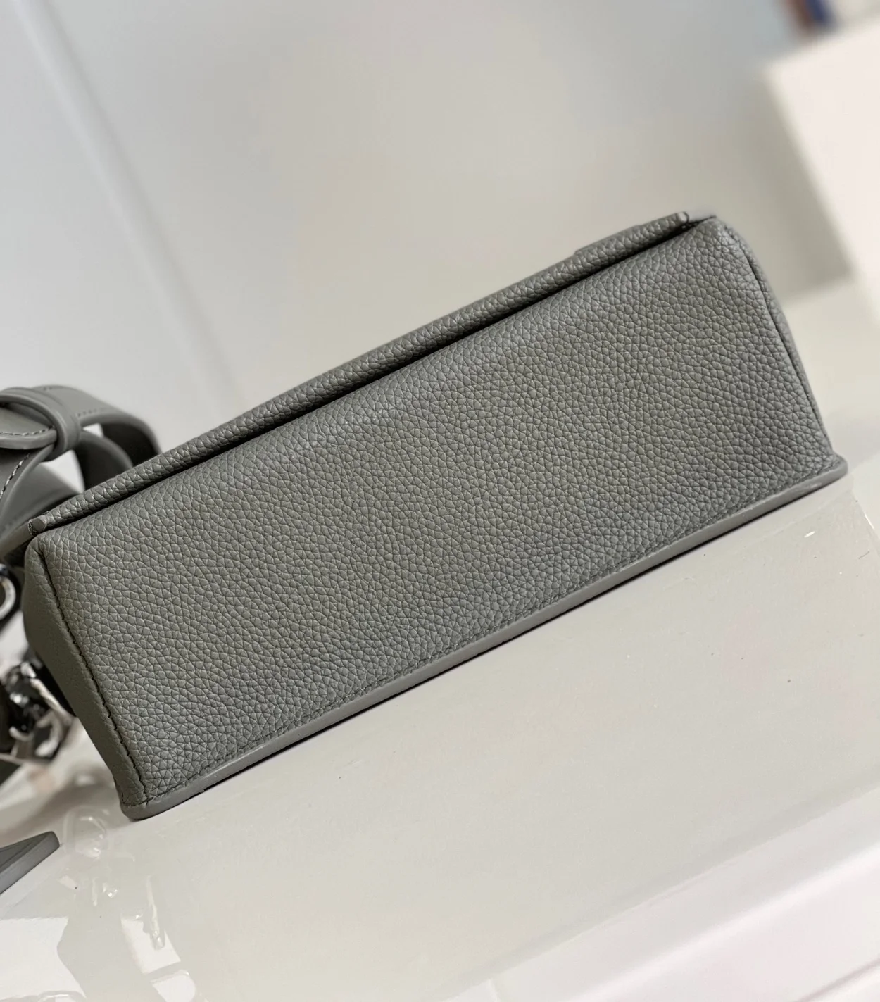 루이비통 패스트라인 웨어러블 월릿 M82086