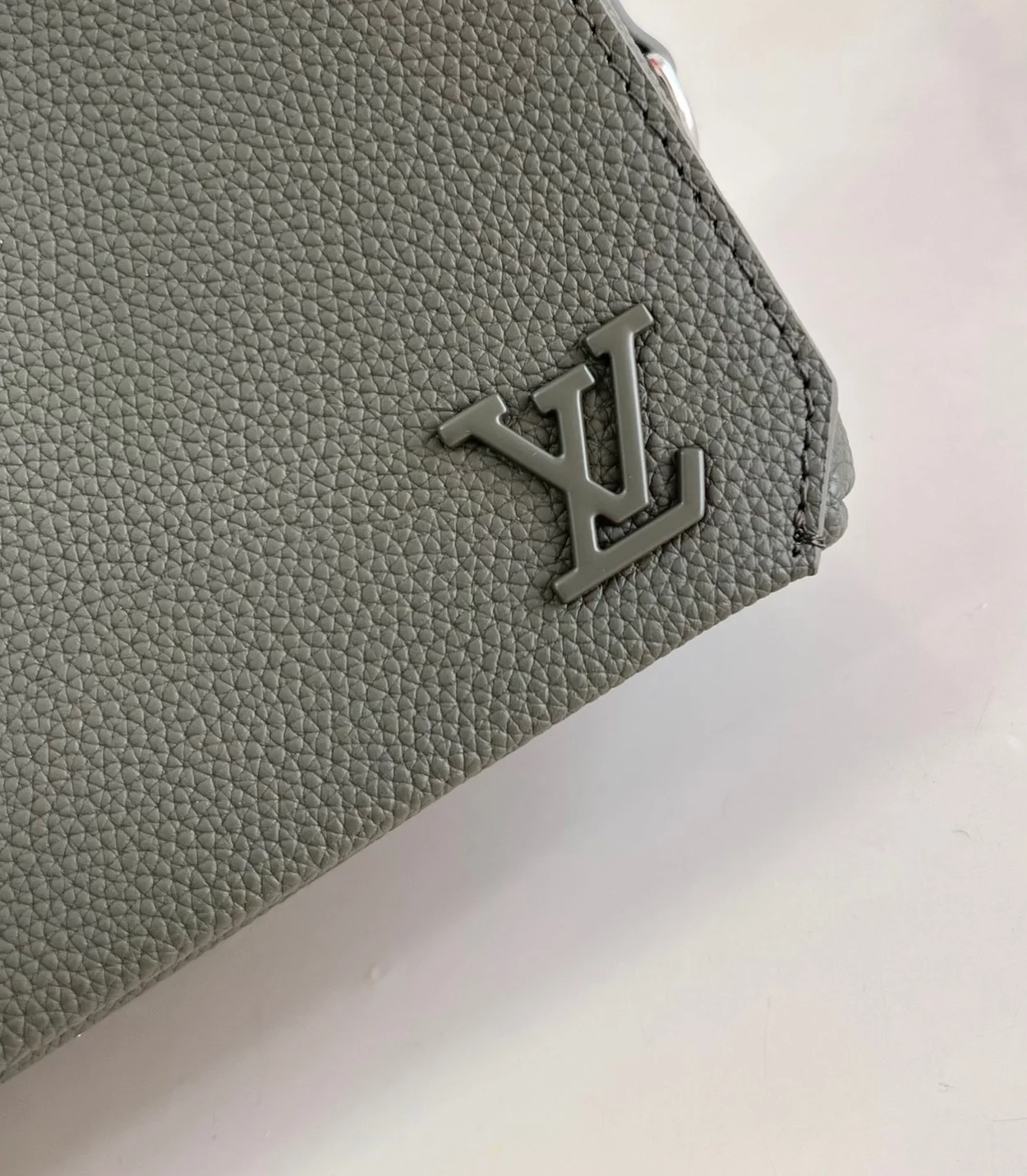 루이비통 패스트라인 웨어러블 월릿 M82086