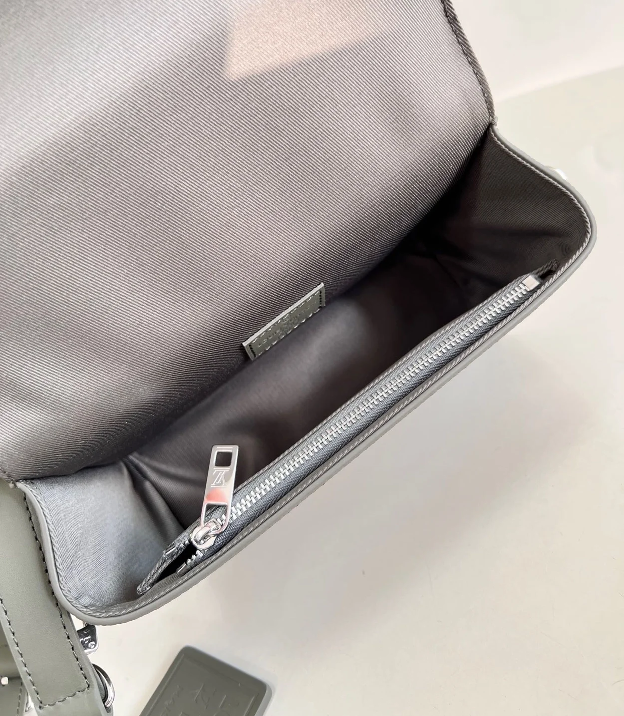 루이비통 패스트라인 웨어러블 월릿 M82086