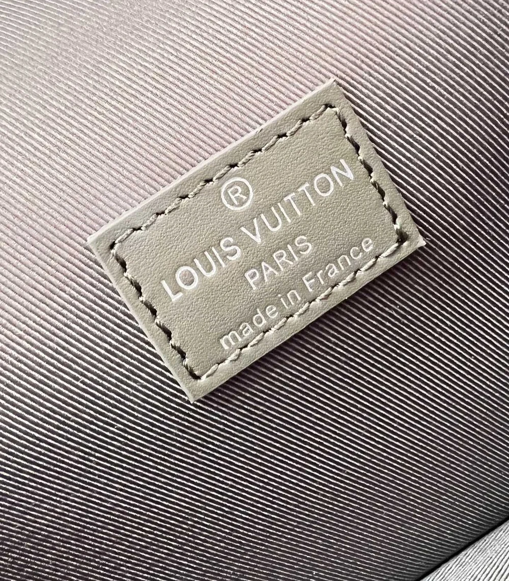 루이비통 패스트라인 웨어러블 월릿 M82086