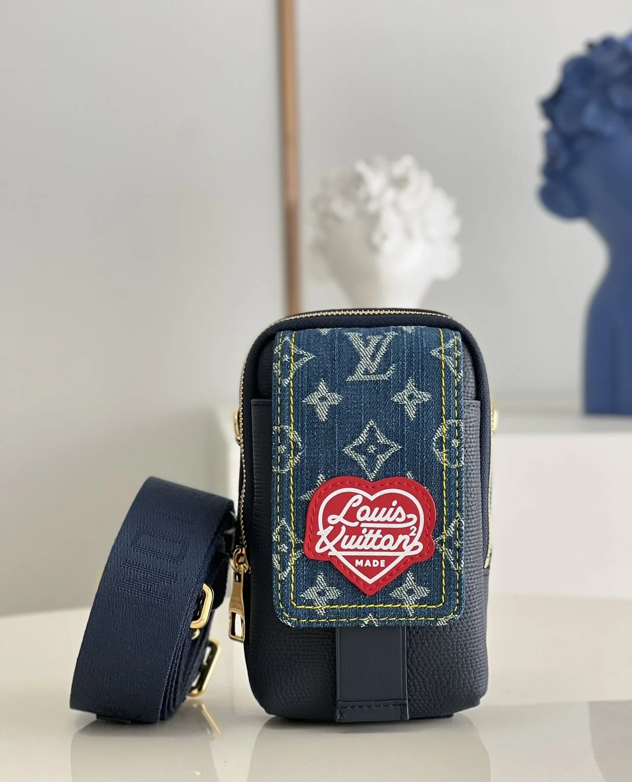 루이비통 x 니고 플랩 더블 폰 파우치 M81060