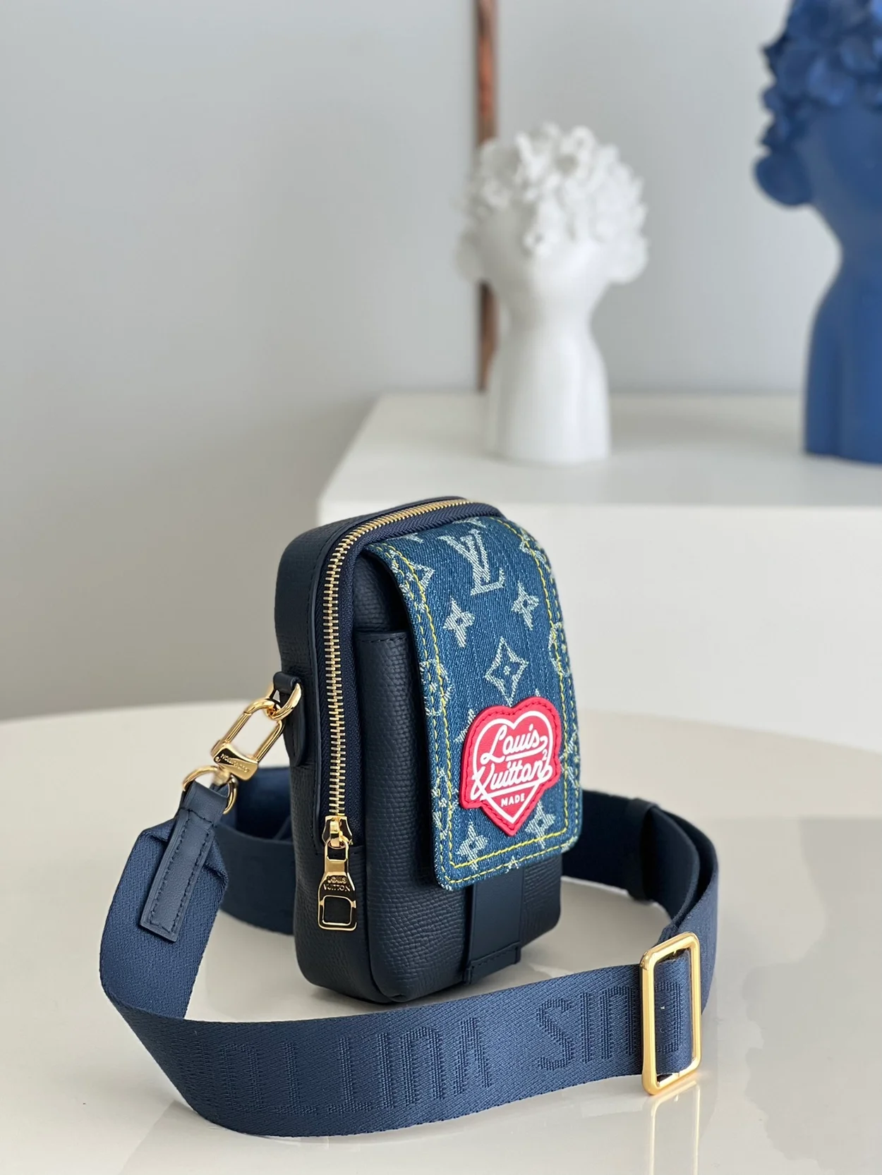 루이비통 x 니고 플랩 더블 폰 파우치 M81060