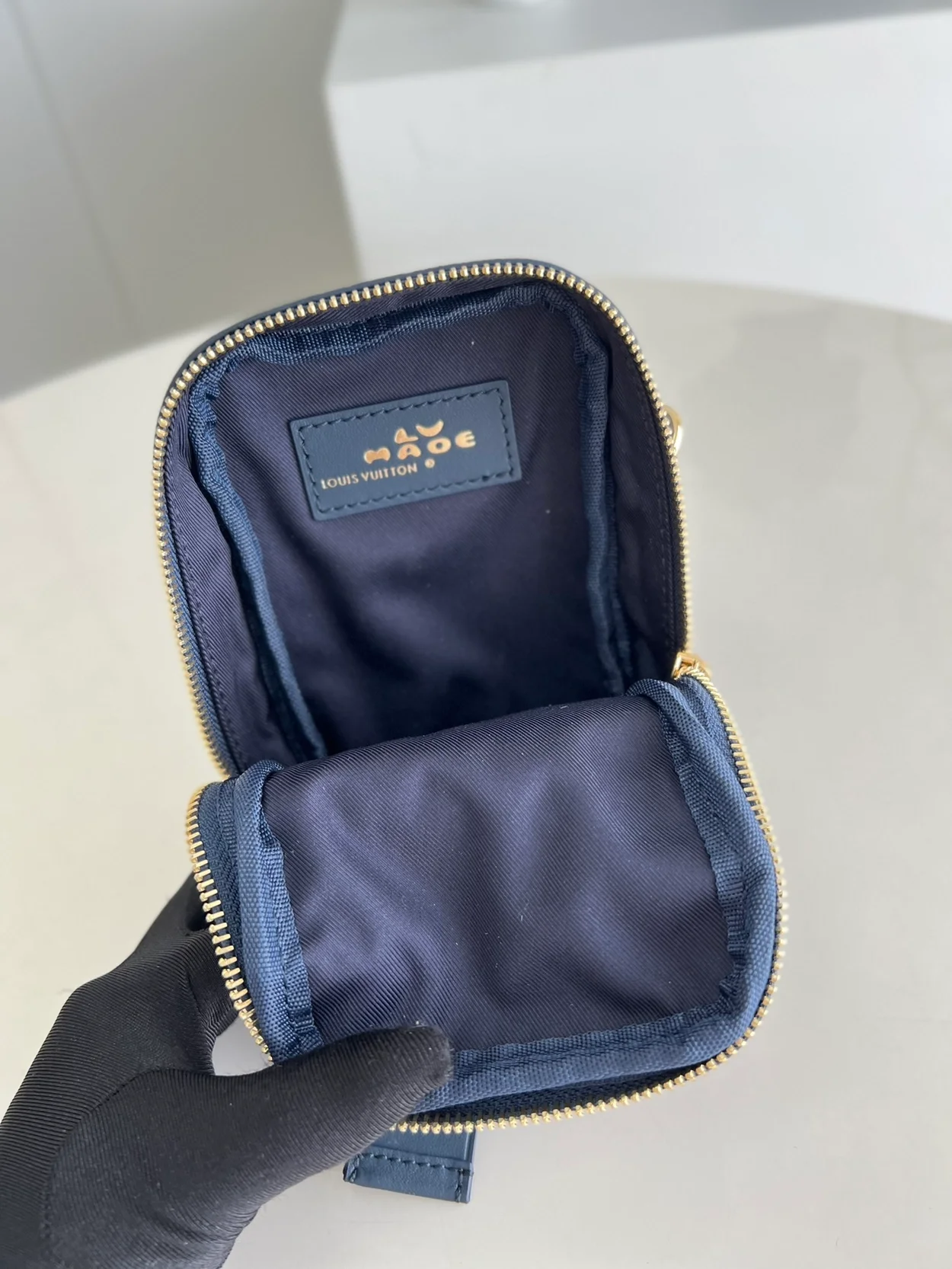 루이비통 x 니고 플랩 더블 폰 파우치 M81060