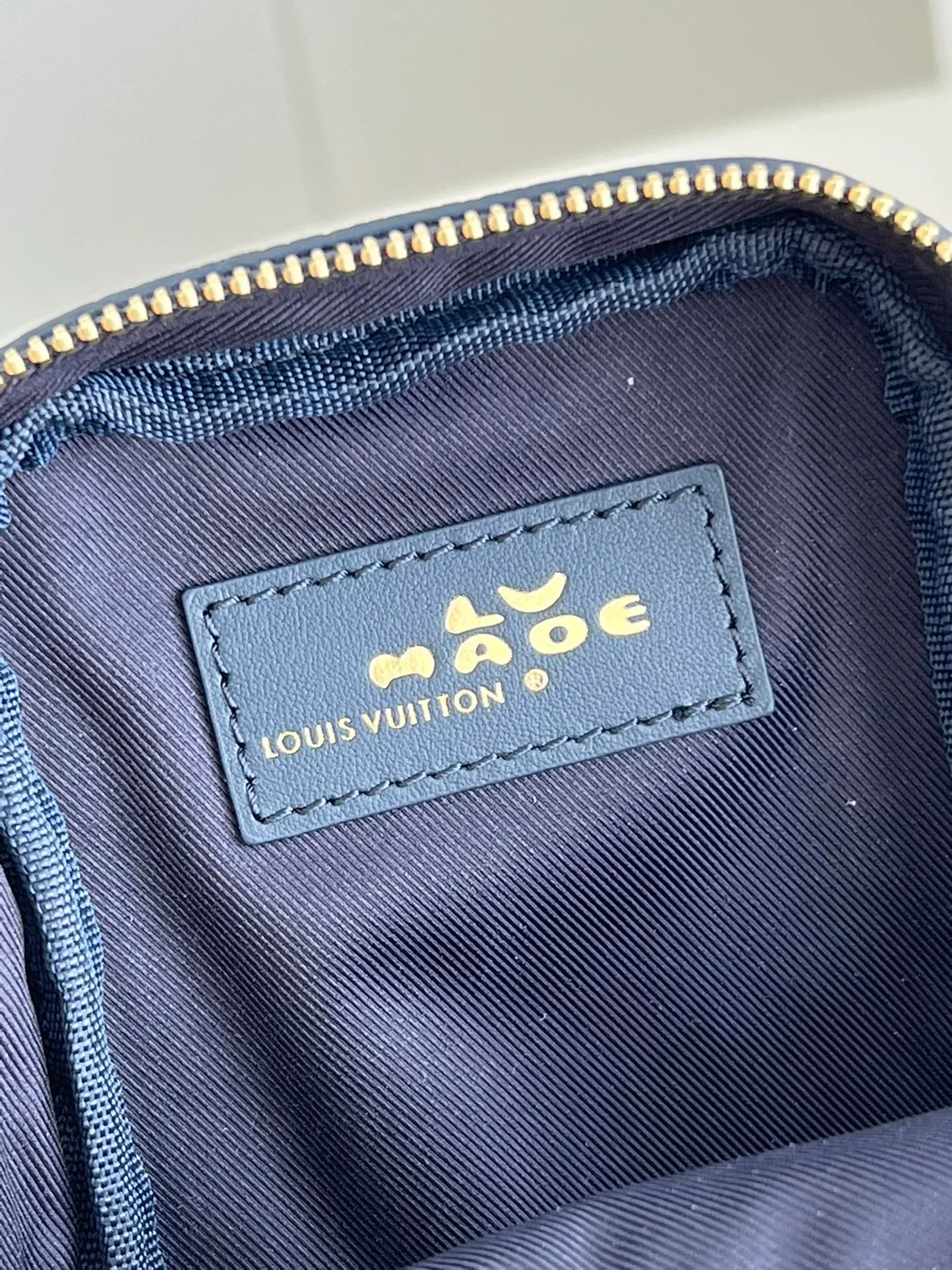 루이비통 x 니고 플랩 더블 폰 파우치 M81060