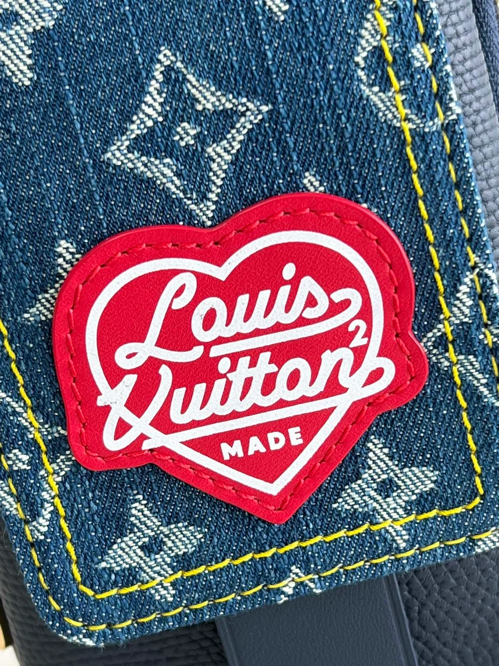 루이비통 x 니고 플랩 더블 폰 파우치 M81060