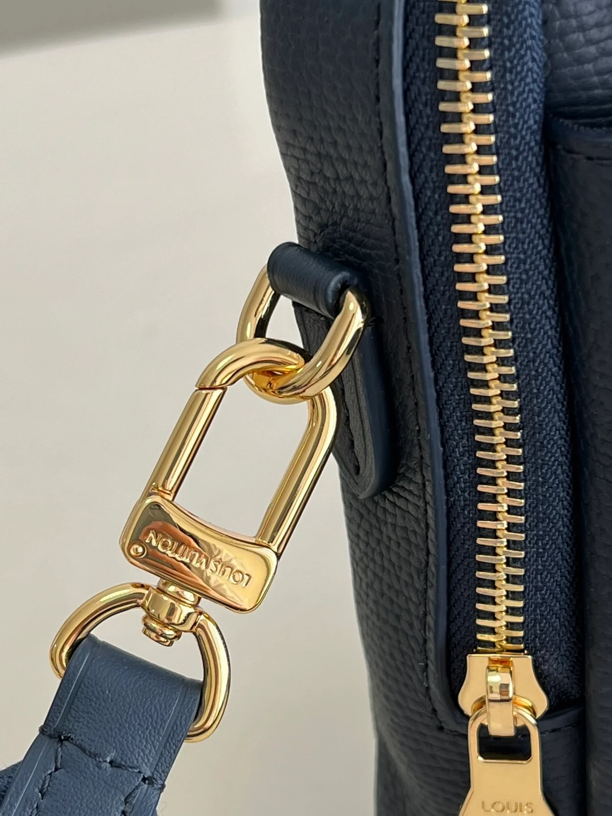 루이비통 x 니고 플랩 더블 폰 파우치 M81060