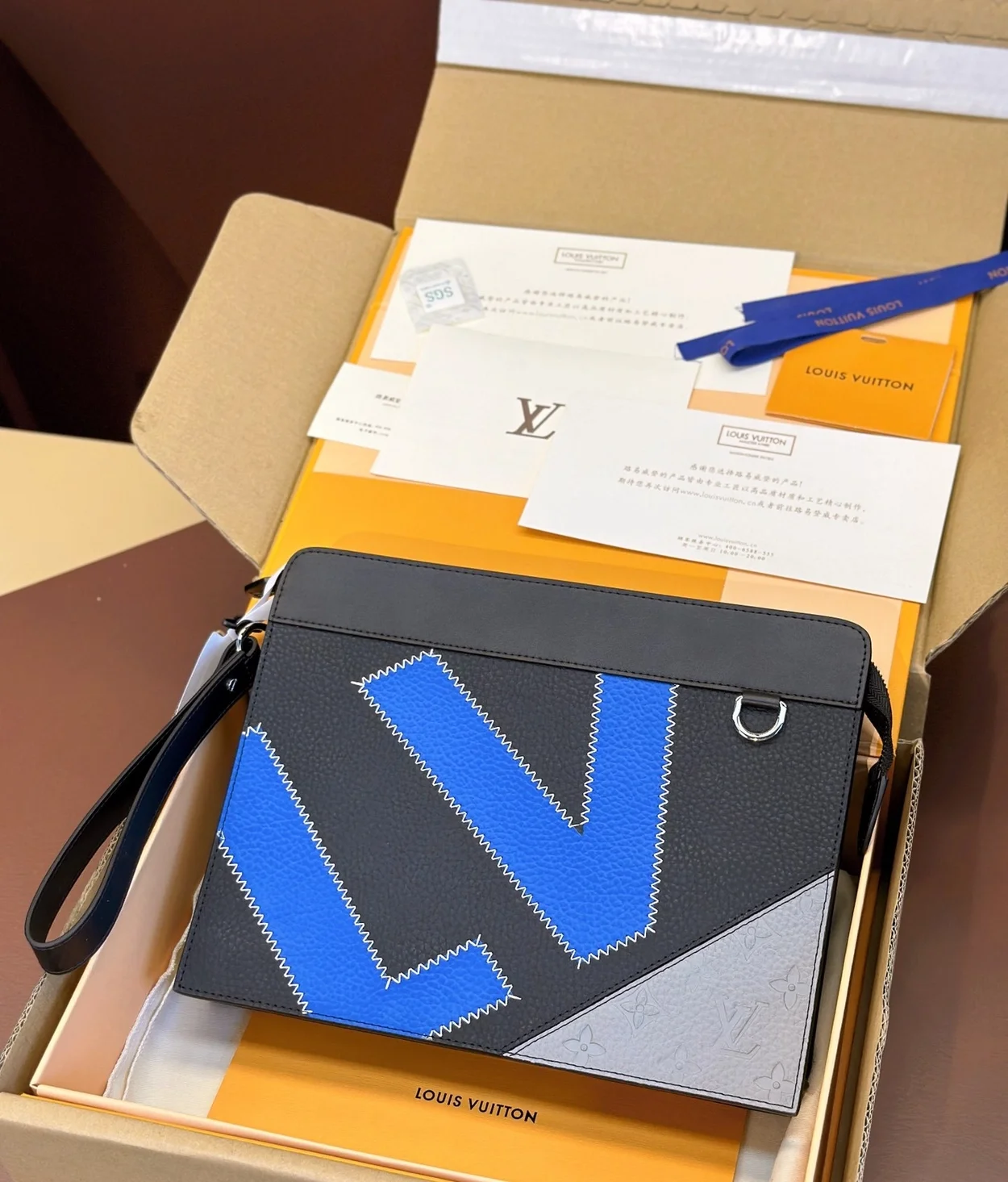 루이비통 스탠딩 파우치 M81310