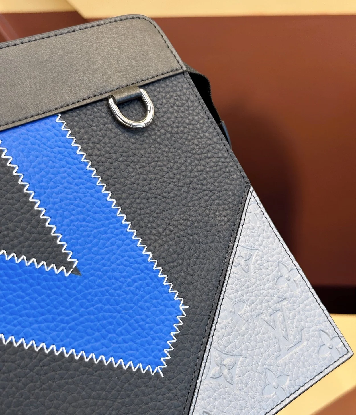 루이비통 스탠딩 파우치 M81310