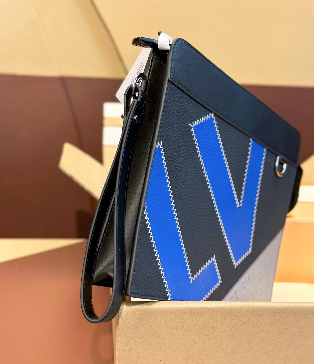 루이비통 스탠딩 파우치 M81310