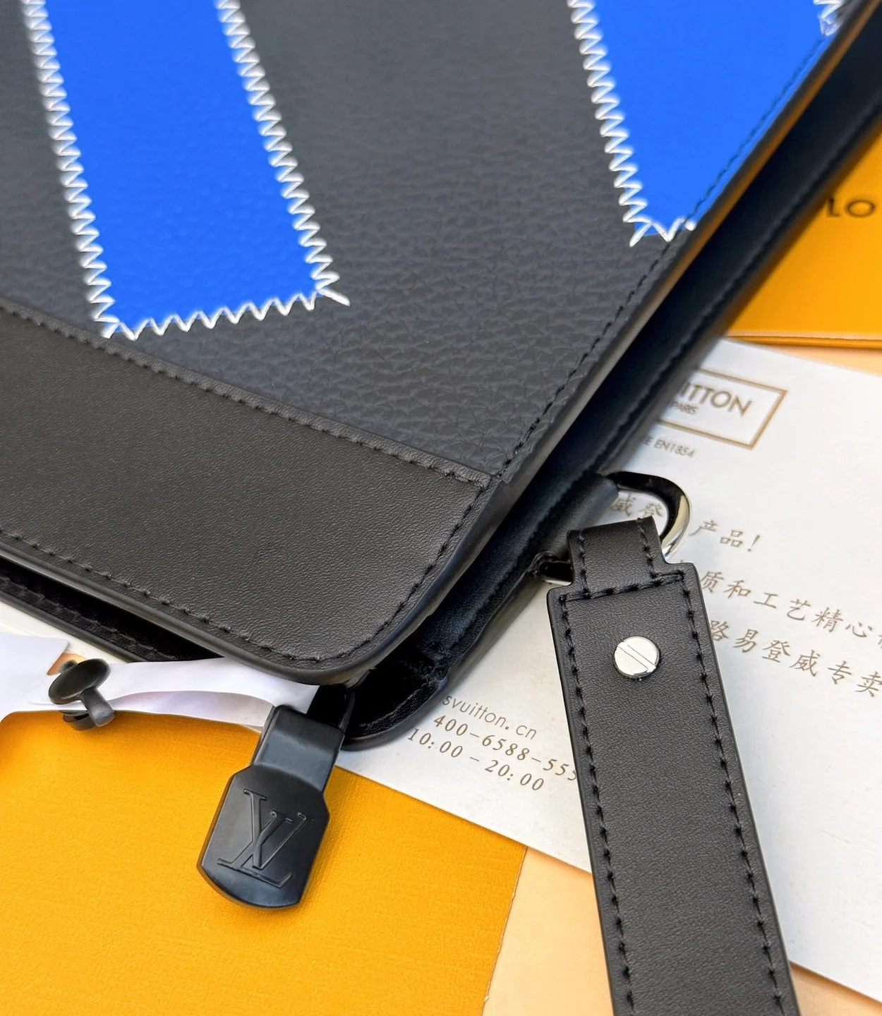 루이비통 스탠딩 파우치 M81310