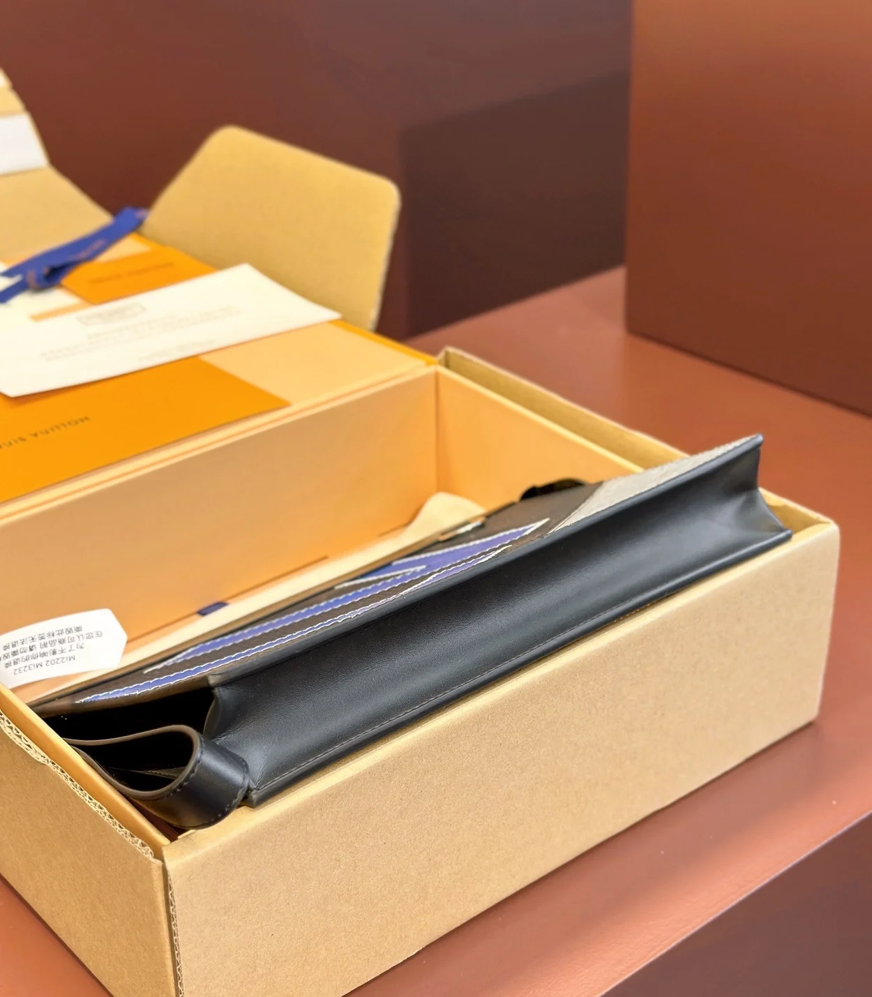 루이비통 스탠딩 파우치 M81310