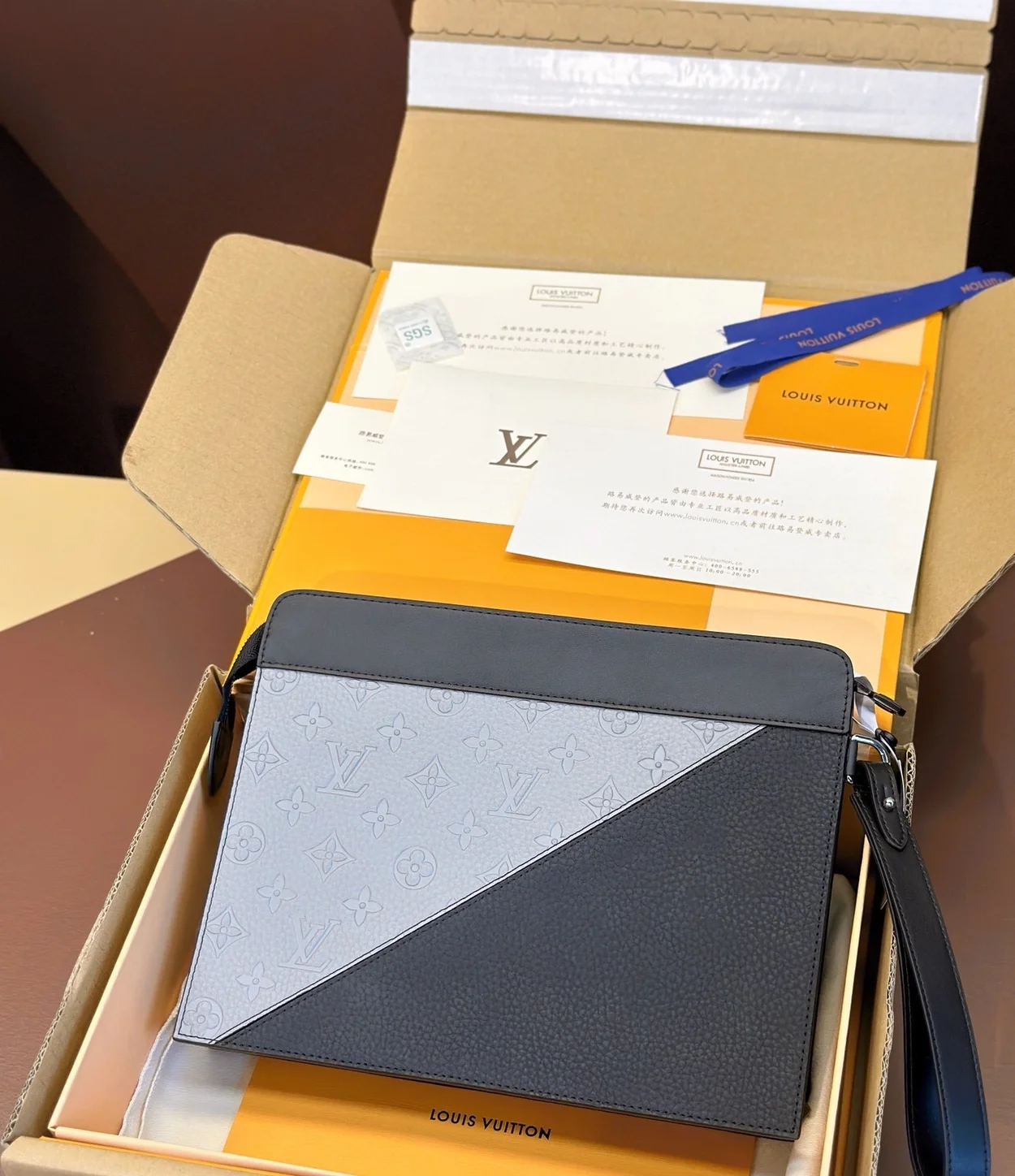 루이비통 스탠딩 파우치 M81310