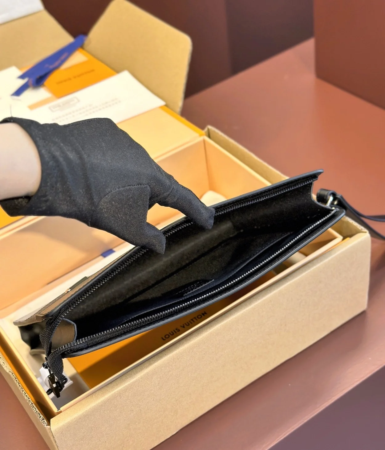 루이비통 스탠딩 파우치 M81310