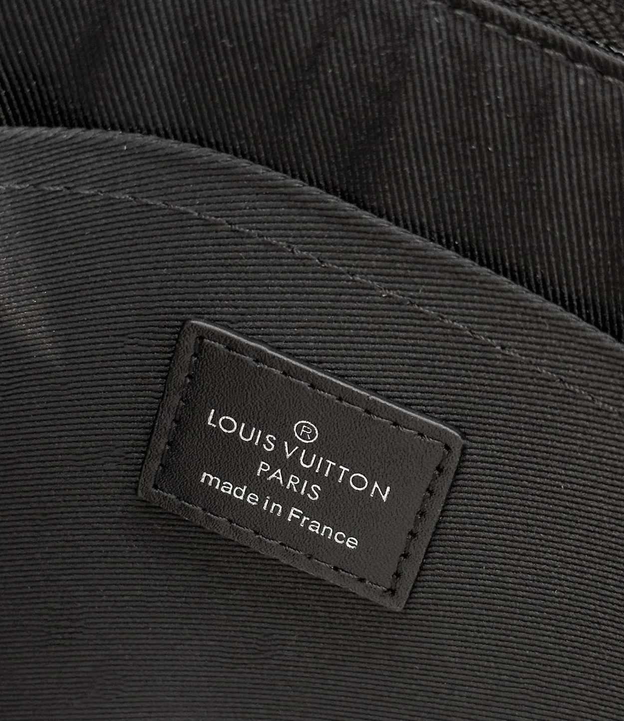 루이비통 스탠딩 파우치 M81310