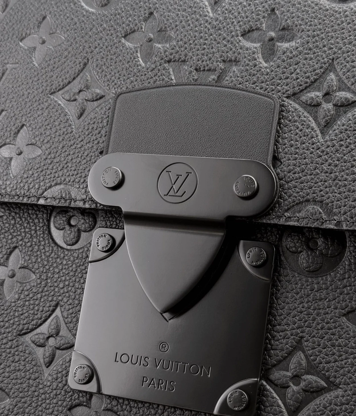 루이비통 s락 A4 파우치 M80582