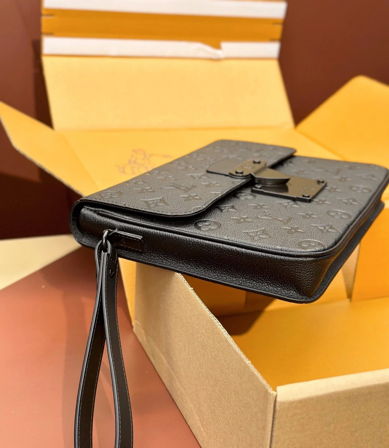 루이비통 s락 A4 파우치 M80582