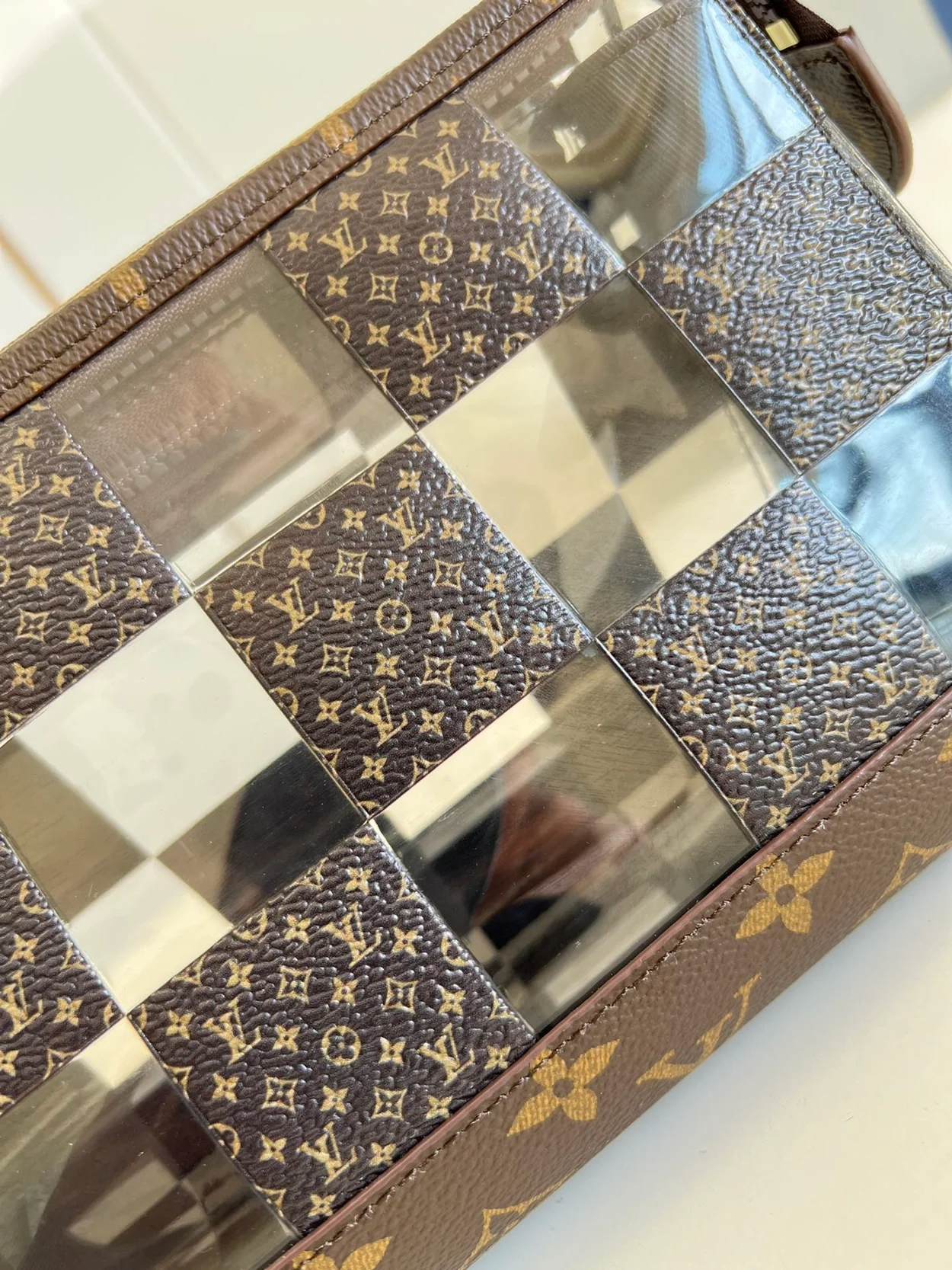 루이비통 스탠딩 파우치 M81588