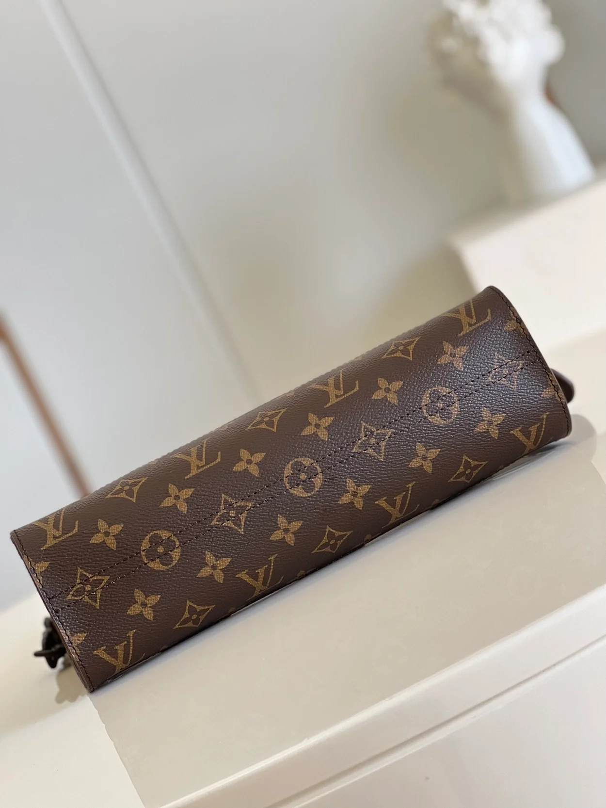 루이비통 스탠딩 파우치 M81588