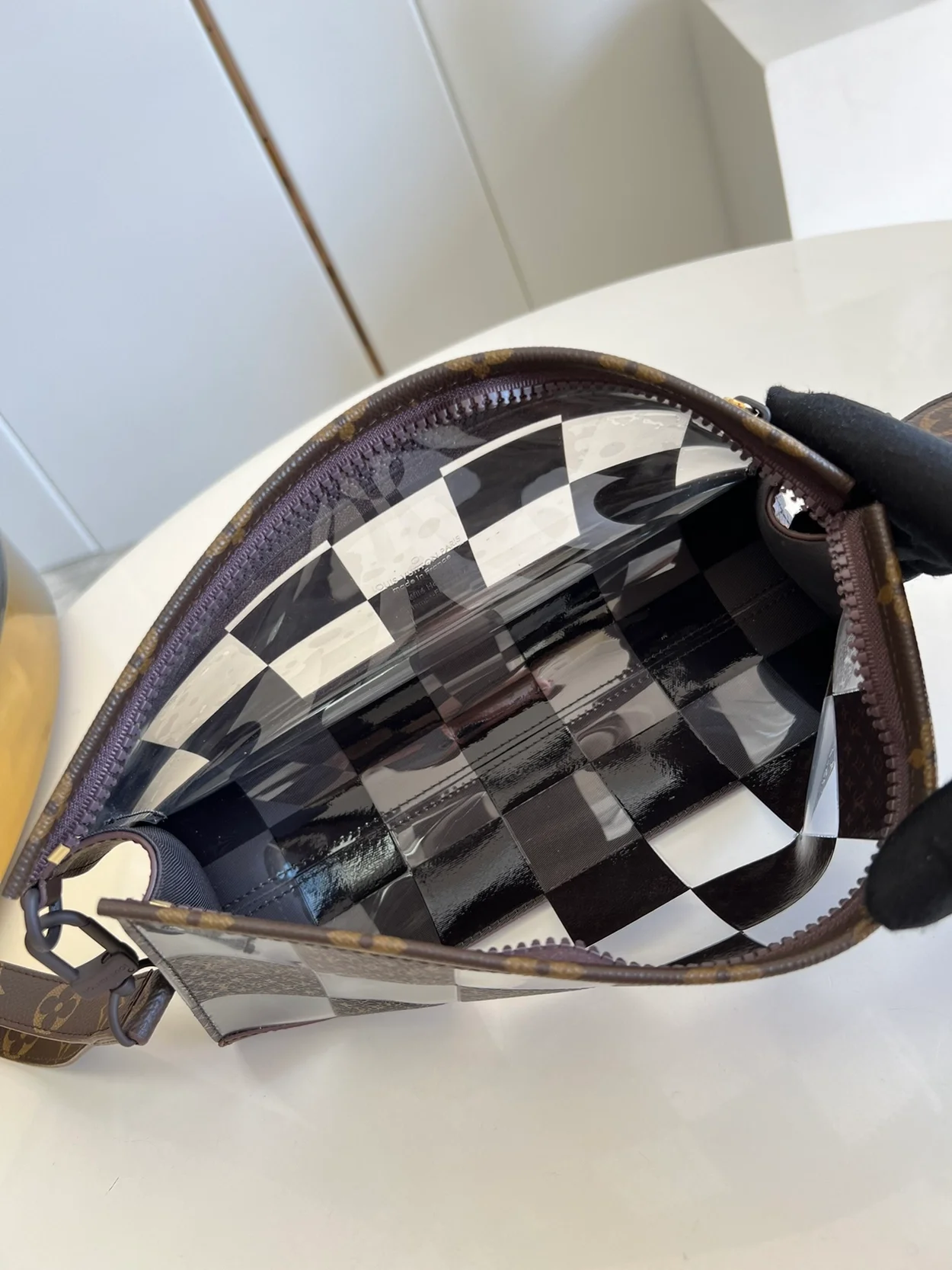 루이비통 스탠딩 파우치 M81588