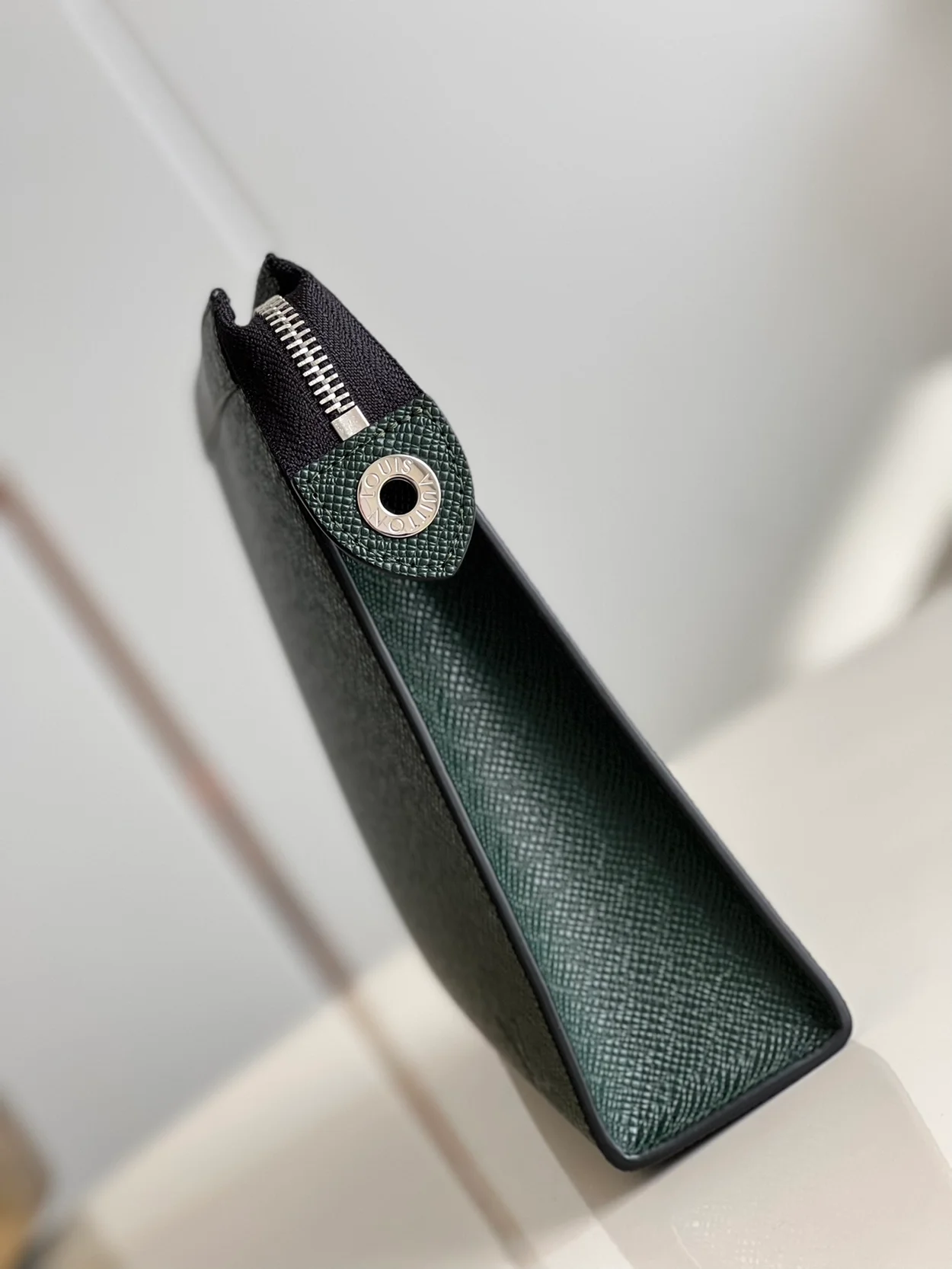 루이비통 타이가 포쉐트 보야주 M81556