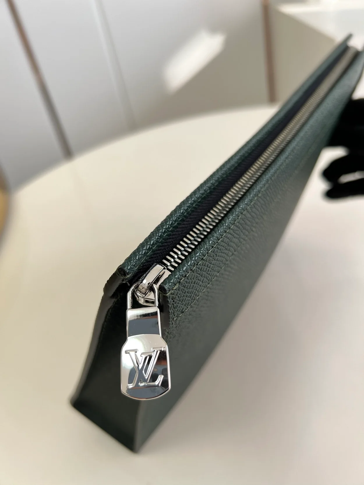 루이비통 타이가 포쉐트 보야주 M81556