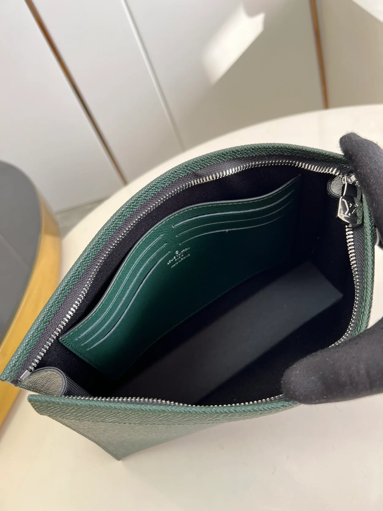 루이비통 타이가 포쉐트 보야주 M81556