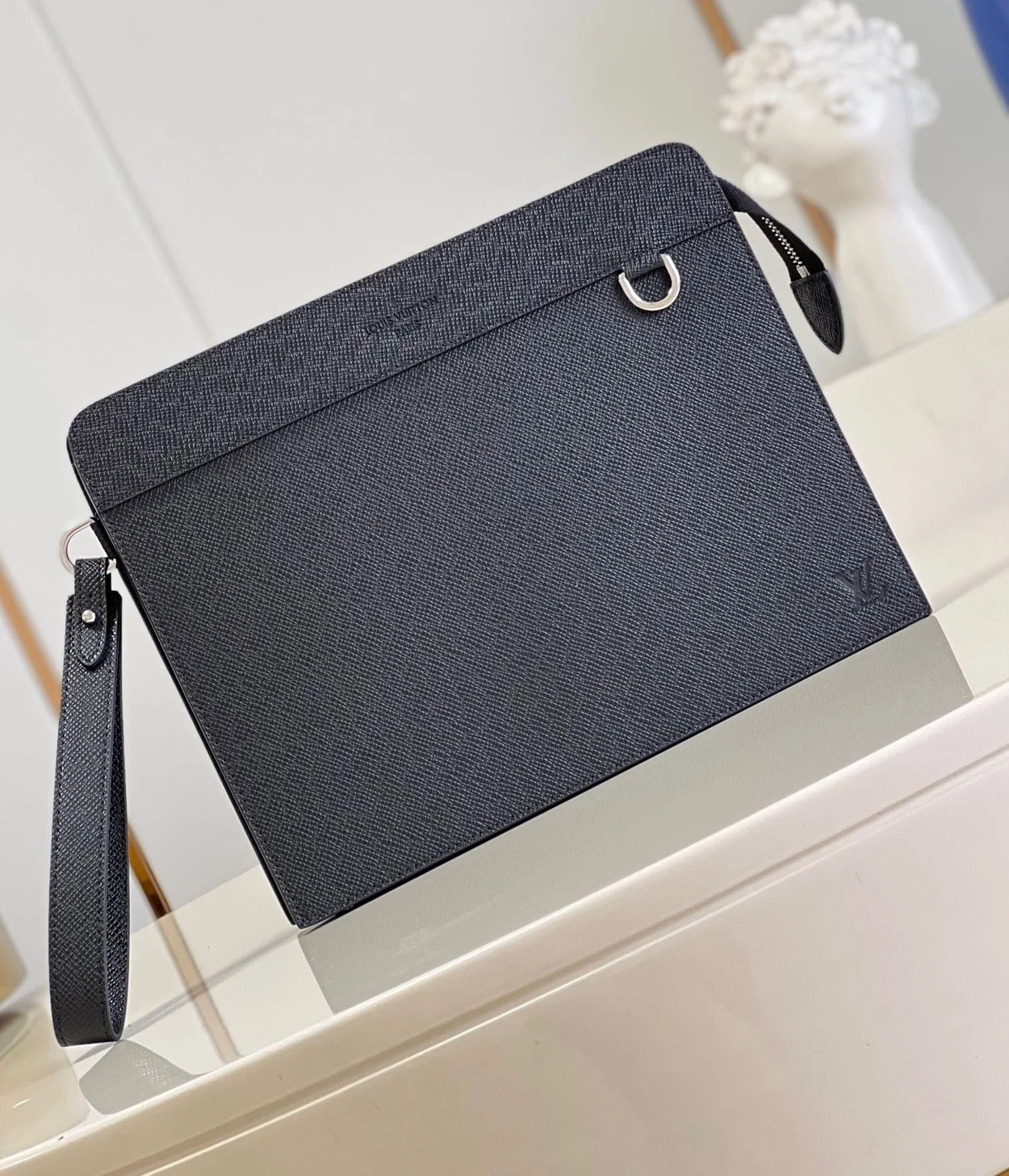 루이비통 스탠딩 타이가 M81745