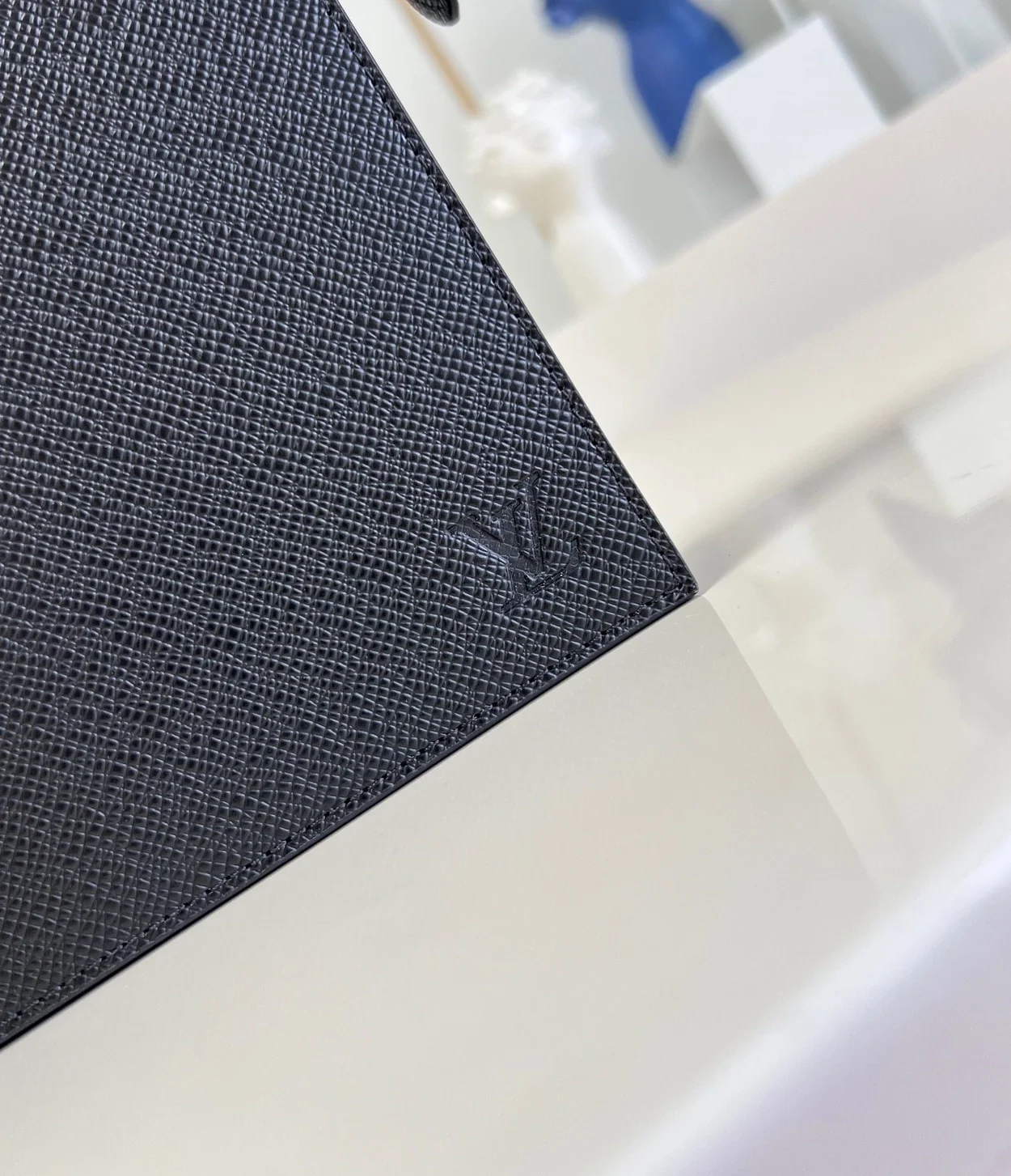 루이비통 스탠딩 타이가 M81745