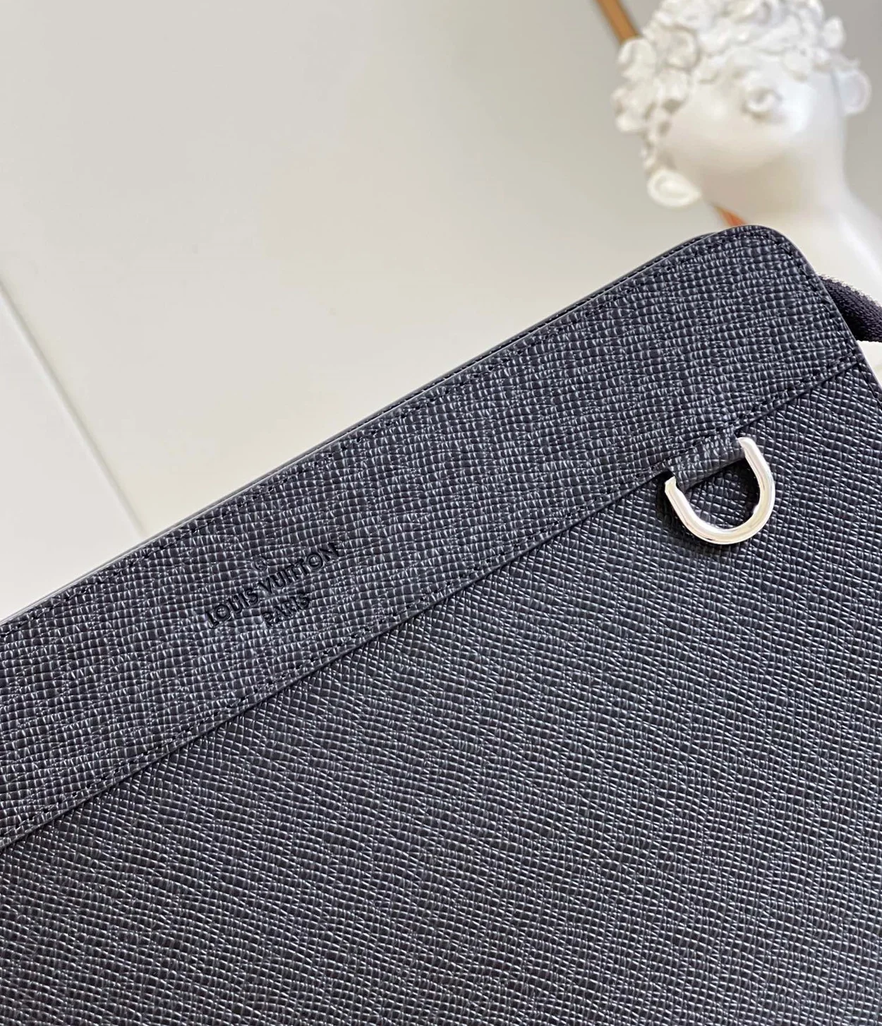 루이비통 스탠딩 타이가 M81745