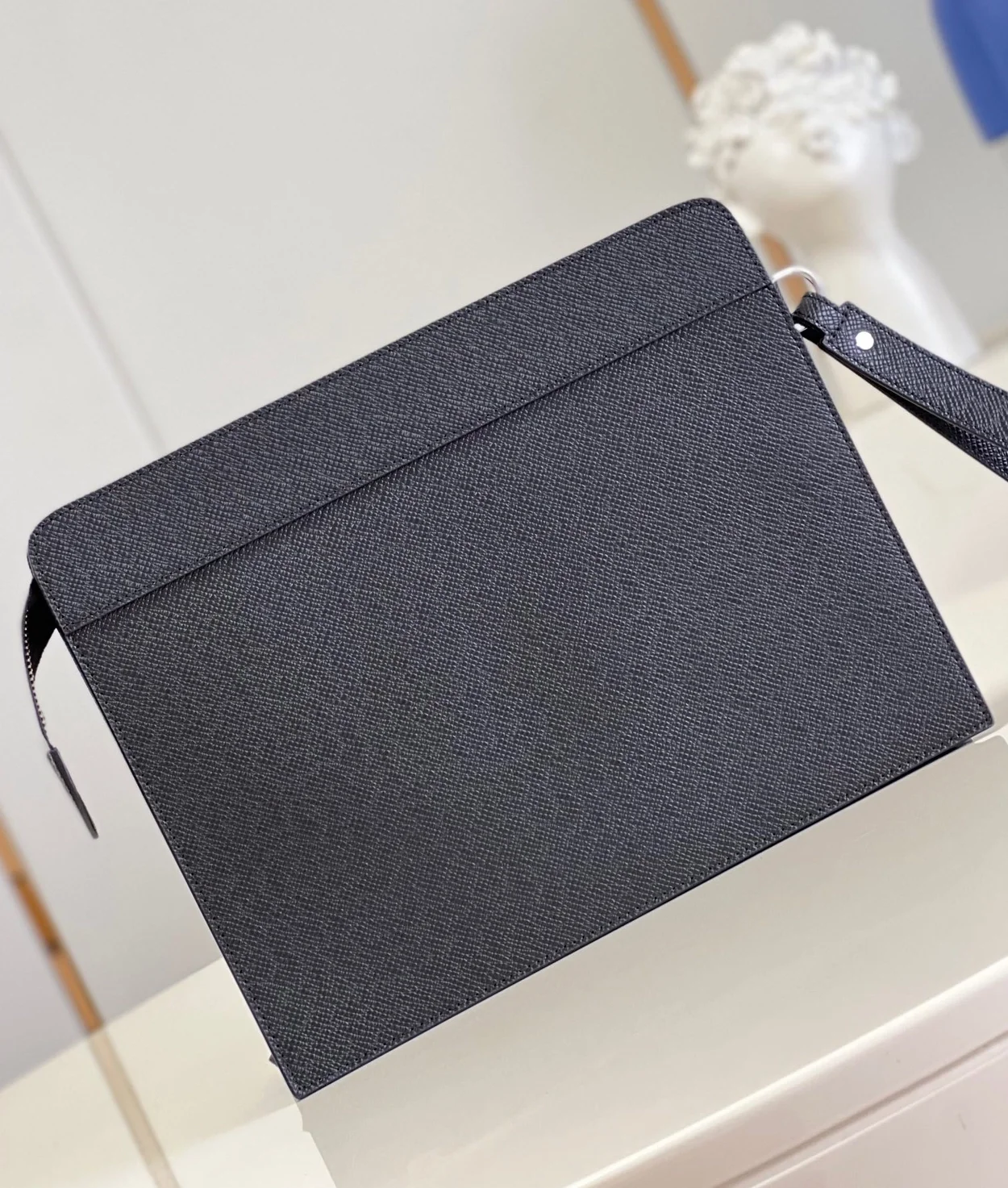 루이비통 스탠딩 타이가 M81745