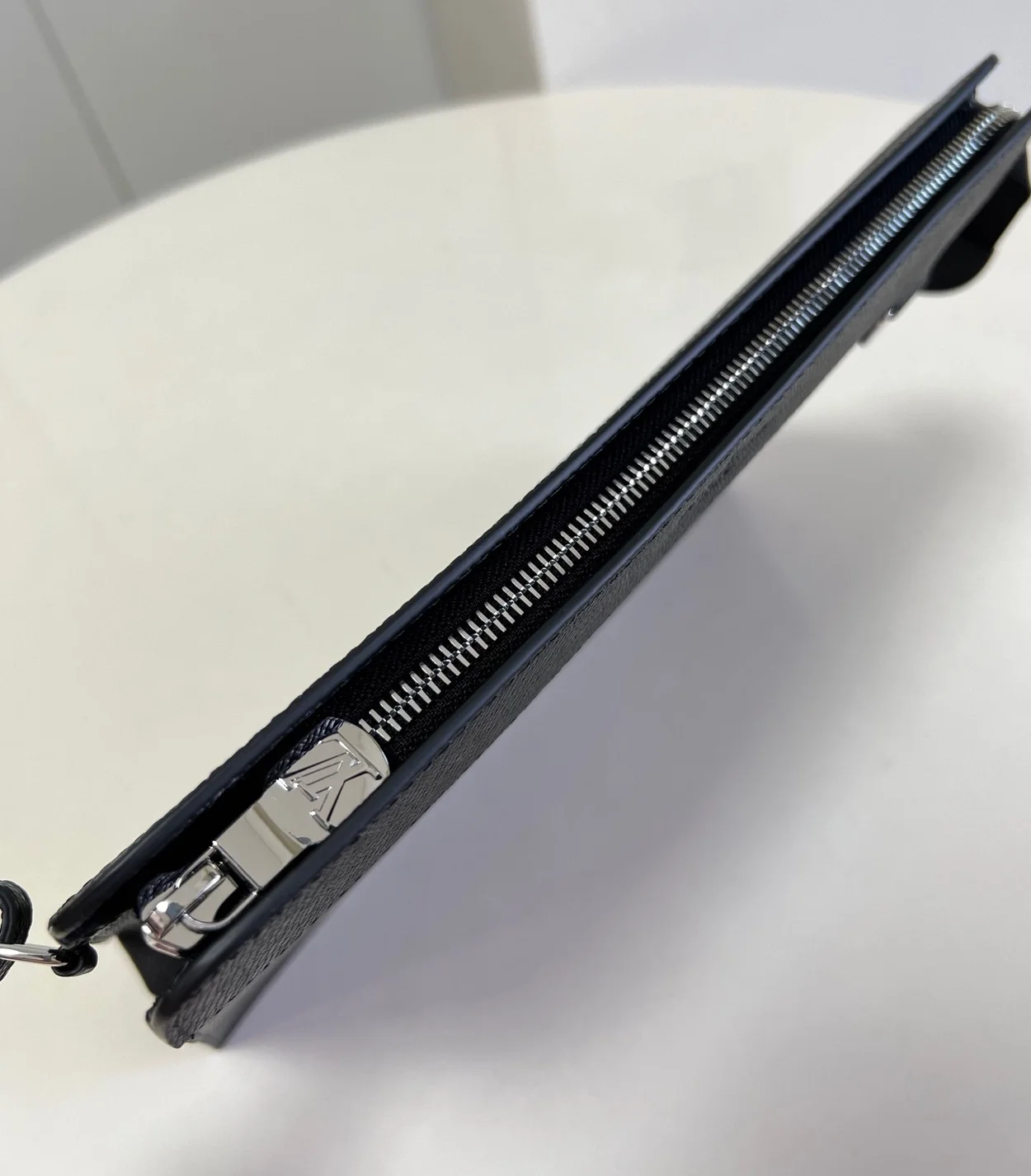 루이비통 스탠딩 타이가 M81745