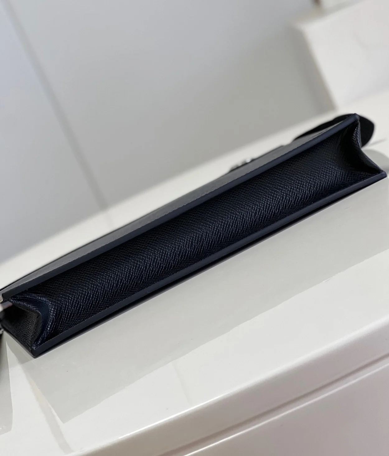 루이비통 스탠딩 타이가 M81745