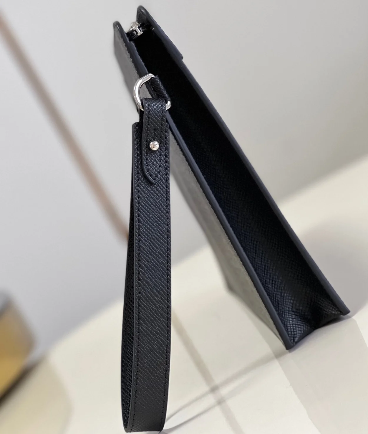 루이비통 스탠딩 타이가 M81745