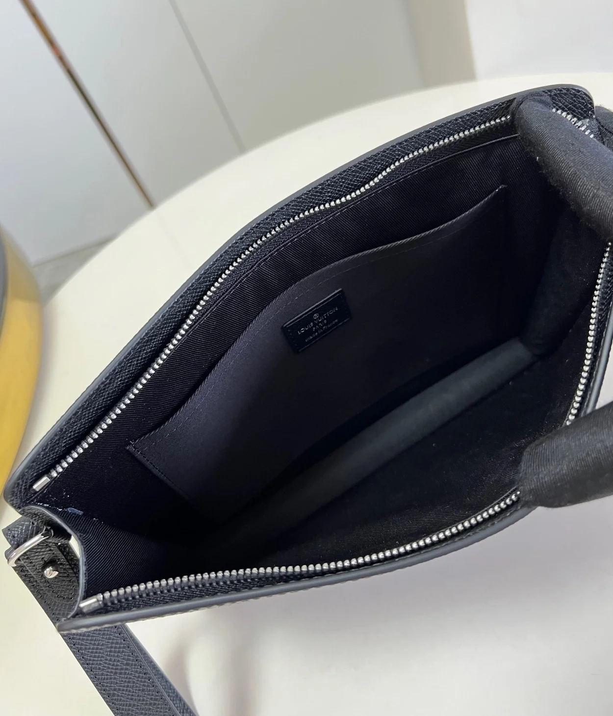 루이비통 스탠딩 타이가 M81745