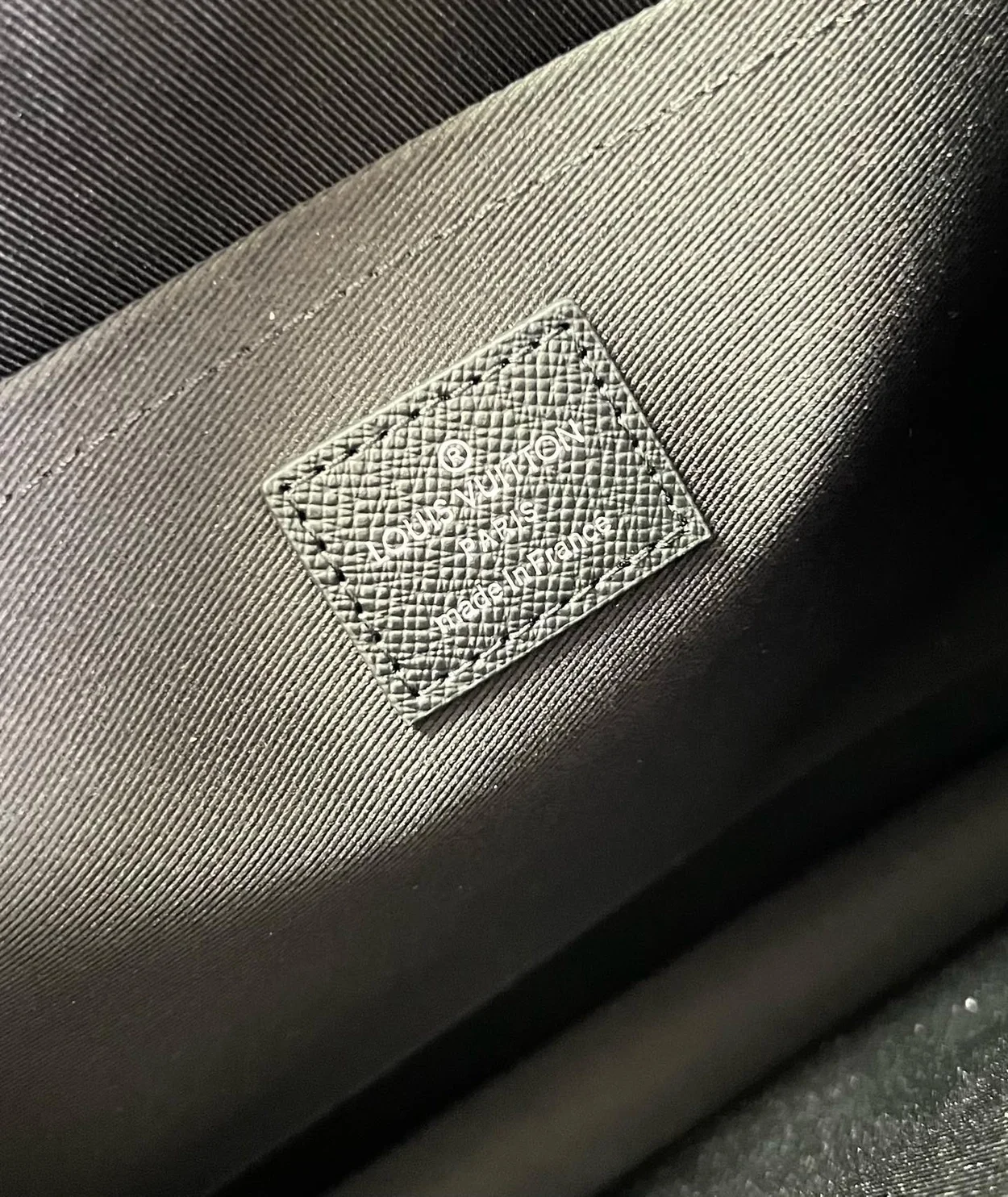 루이비통 스탠딩 타이가 M81745