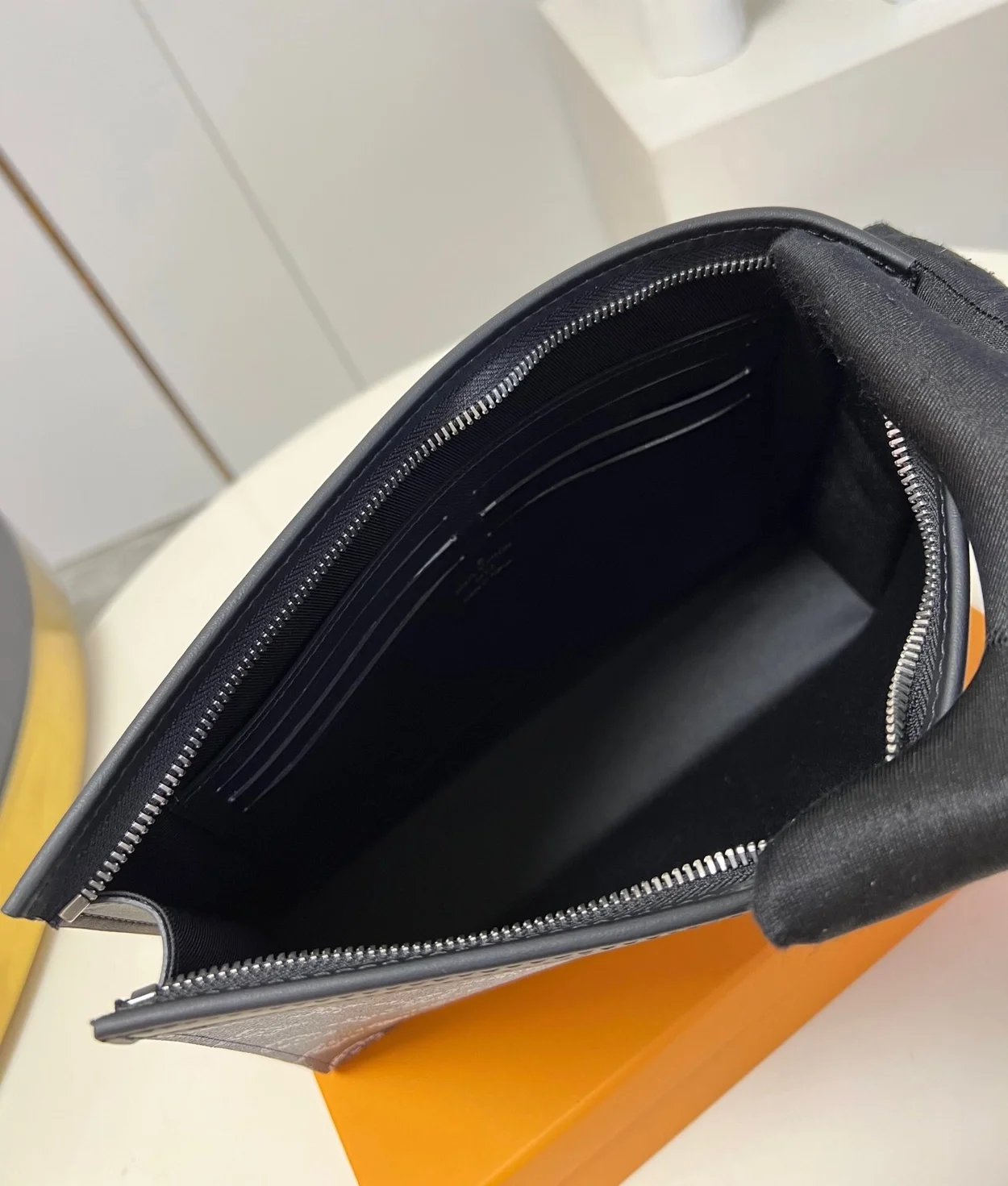 루이비통 사반나 체프먼 토일레트 M66639